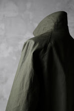 Load image into Gallery viewer, KLASICA BURRY MAC COAT / PARAFFINED COTTON (OLIVE)