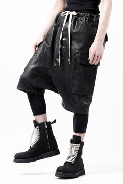 画像をギャラリービューアに読み込む, ISAMU KATAYAMA BACKLASH MARYAM LEATHER SARROUEL SHORTS / GARMENT DYED - ITALY KIP (BLACK)