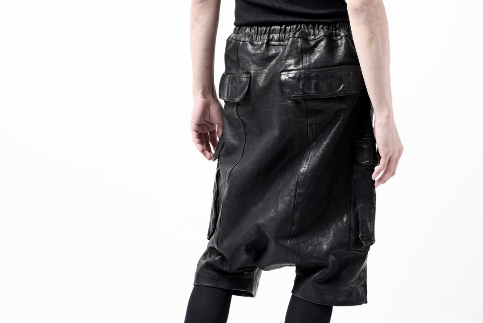 画像をギャラリービューアに読み込む, ISAMU KATAYAMA BACKLASH MARYAM LEATHER SARROUEL SHORTS / GARMENT DYED - ITALY KIP (BLACK)