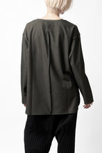 Load image into Gallery viewer, ISAMU KATAYAMA BACKLASH ROUND HEM L/S TOPS / STRETCH HEAT STORAGE FLEECE (KHAKI)