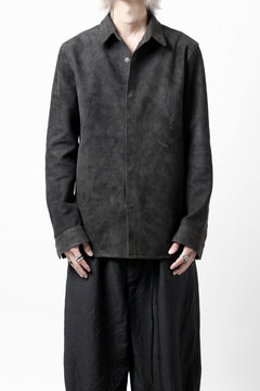 Load image into Gallery viewer, ISAMU KATAYAMA BACKLASH REVERSE LEATHER SHIRT / DOUBLE DYED - JP WET WHITE CALF (GREY)