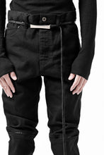 Load image into Gallery viewer, ISAMU KATAYAMA BACKLASH BLACK LEATHER KNEE PADS SLIM PANTS / "京都紋付 - 漆黒染" 13oz STRETCH DENIM (BLACK)