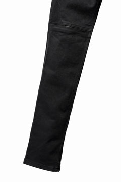 Load image into Gallery viewer, ISAMU KATAYAMA BACKLASH BLACK LEATHER KNEE PADS SLIM PANTS / "京都紋付 - 漆黒染" 13oz STRETCH DENIM (BLACK)
