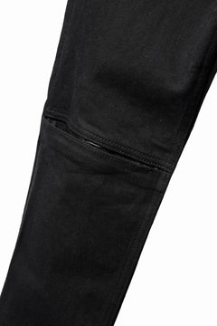 Load image into Gallery viewer, ISAMU KATAYAMA BACKLASH BLACK LEATHER KNEE PADS SLIM PANTS / "京都紋付 - 漆黒染" 13oz STRETCH DENIM (BLACK)