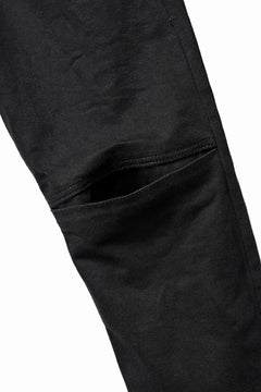 Load image into Gallery viewer, ISAMU KATAYAMA BACKLASH BLACK LEATHER KNEE PADS SLIM PANTS / "京都紋付 - 漆黒染" 13oz STRETCH DENIM (BLACK)