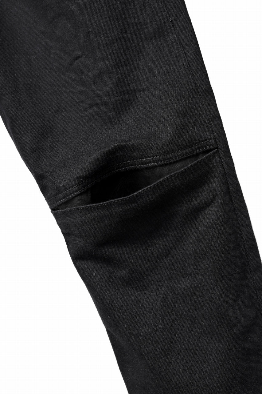 Load image into Gallery viewer, ISAMU KATAYAMA BACKLASH BLACK LEATHER KNEE PADS SLIM PANTS / "京都紋付 - 漆黒染" 13oz STRETCH DENIM (BLACK)