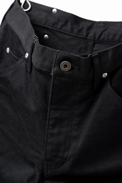 Load image into Gallery viewer, ISAMU KATAYAMA BACKLASH BLACK LEATHER KNEE PADS SLIM PANTS / "京都紋付 - 漆黒染" 13oz STRETCH DENIM (BLACK)