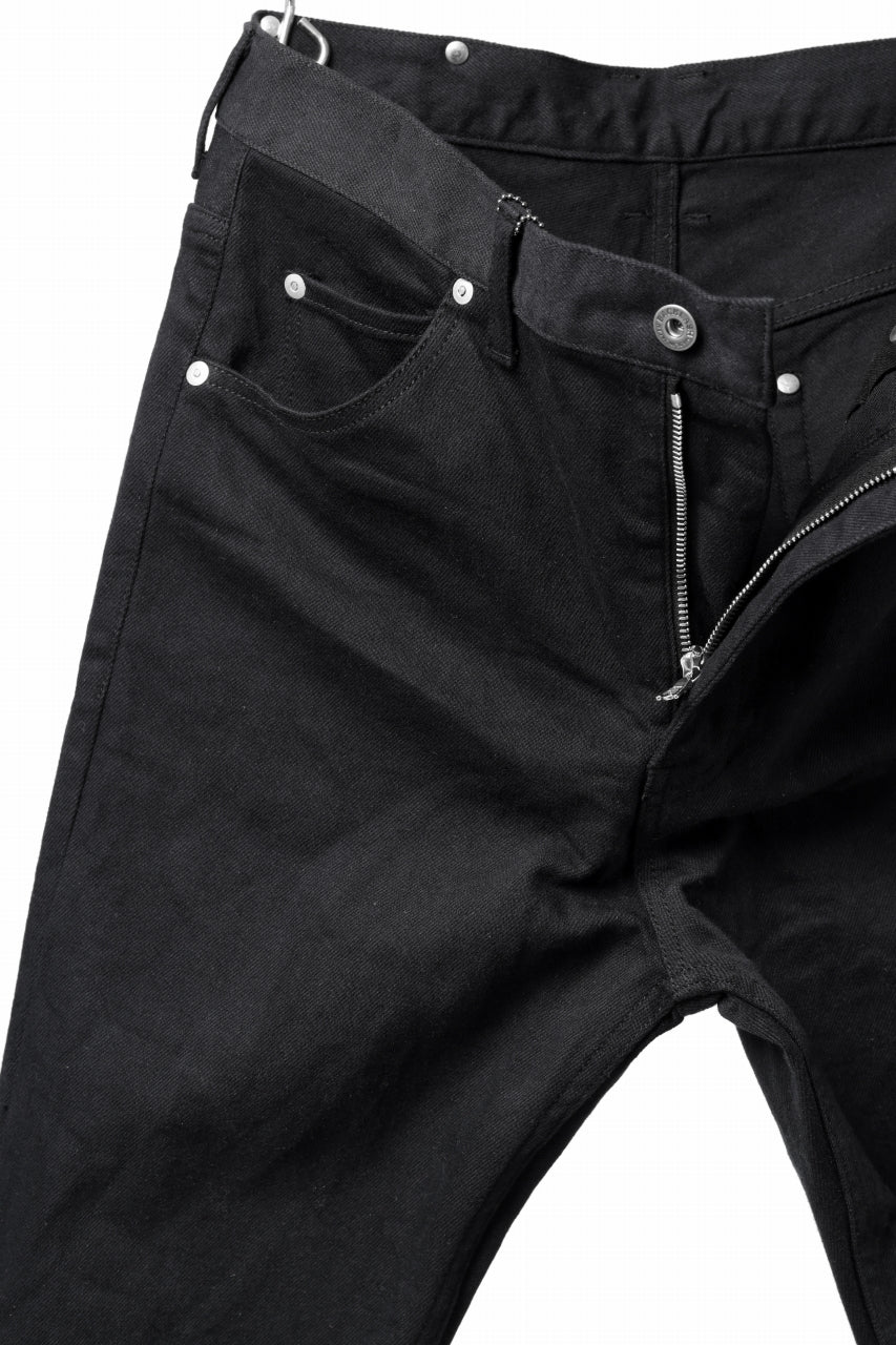 Load image into Gallery viewer, ISAMU KATAYAMA BACKLASH BLACK LEATHER KNEE PADS SLIM PANTS / "京都紋付 - 漆黒染" 13oz STRETCH DENIM (BLACK)