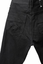 Load image into Gallery viewer, ISAMU KATAYAMA BACKLASH BLACK LEATHER KNEE PADS SLIM PANTS / "京都紋付 - 漆黒染" 13oz STRETCH DENIM (BLACK)