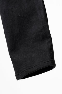 Load image into Gallery viewer, ISAMU KATAYAMA BACKLASH BLACK LEATHER KNEE PADS SLIM PANTS / "京都紋付 - 漆黒染" 13oz STRETCH DENIM (BLACK)