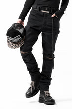 Load image into Gallery viewer, ISAMU KATAYAMA BACKLASH LEOPARD LEATHER KNEE PADS SLIM PANTS / "京都紋付 - 漆黒染" 13oz STRETCH DENIM (BLACK)