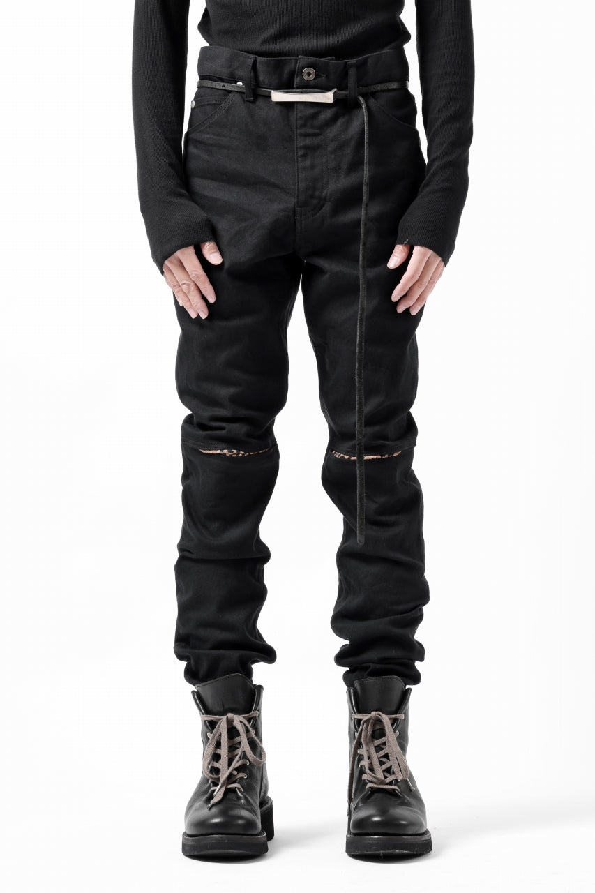 Load image into Gallery viewer, ISAMU KATAYAMA BACKLASH LEOPARD LEATHER KNEE PADS SLIM PANTS / "京都紋付 - 漆黒染" 13oz STRETCH DENIM (BLACK)