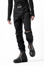 Load image into Gallery viewer, ISAMU KATAYAMA BACKLASH LEOPARD LEATHER KNEE PADS SLIM PANTS / "京都紋付 - 漆黒染" 13oz STRETCH DENIM (BLACK)