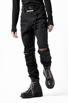 Load image into Gallery viewer, ISAMU KATAYAMA BACKLASH LEOPARD LEATHER KNEE PADS SLIM PANTS / "京都紋付 - 漆黒染" 13oz STRETCH DENIM (BLACK)