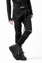 Load image into Gallery viewer, ISAMU KATAYAMA BACKLASH LEOPARD LEATHER KNEE PADS SLIM PANTS / "京都紋付 - 漆黒染" 13oz STRETCH DENIM (BLACK)