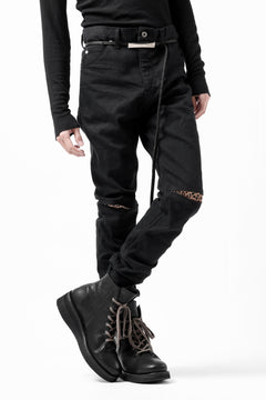 Load image into Gallery viewer, ISAMU KATAYAMA BACKLASH LEOPARD LEATHER KNEE PADS SLIM PANTS / "京都紋付 - 漆黒染" 13oz STRETCH DENIM (BLACK)