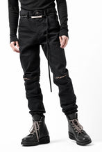 Load image into Gallery viewer, ISAMU KATAYAMA BACKLASH LEOPARD LEATHER KNEE PADS SLIM PANTS / "京都紋付 - 漆黒染" 13oz STRETCH DENIM (BLACK)