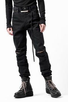 Load image into Gallery viewer, ISAMU KATAYAMA BACKLASH LEOPARD LEATHER KNEE PADS SLIM PANTS / "京都紋付 - 漆黒染" 13oz STRETCH DENIM (BLACK)