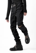 Load image into Gallery viewer, ISAMU KATAYAMA BACKLASH LEOPARD LEATHER KNEE PADS SLIM PANTS / "京都紋付 - 漆黒染" 13oz STRETCH DENIM (BLACK)