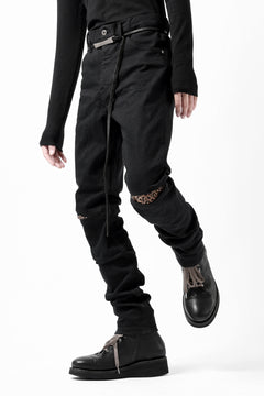 Load image into Gallery viewer, ISAMU KATAYAMA BACKLASH LEOPARD LEATHER KNEE PADS SLIM PANTS / "京都紋付 - 漆黒染" 13oz STRETCH DENIM (BLACK)