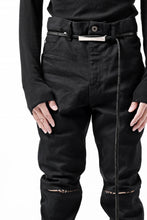 Load image into Gallery viewer, ISAMU KATAYAMA BACKLASH LEOPARD LEATHER KNEE PADS SLIM PANTS / "京都紋付 - 漆黒染" 13oz STRETCH DENIM (BLACK)