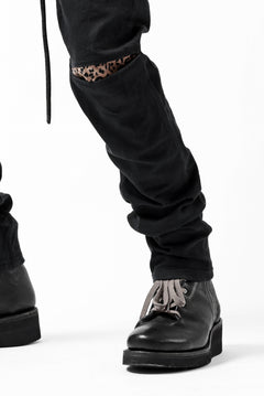 Load image into Gallery viewer, ISAMU KATAYAMA BACKLASH LEOPARD LEATHER KNEE PADS SLIM PANTS / "京都紋付 - 漆黒染" 13oz STRETCH DENIM (BLACK)