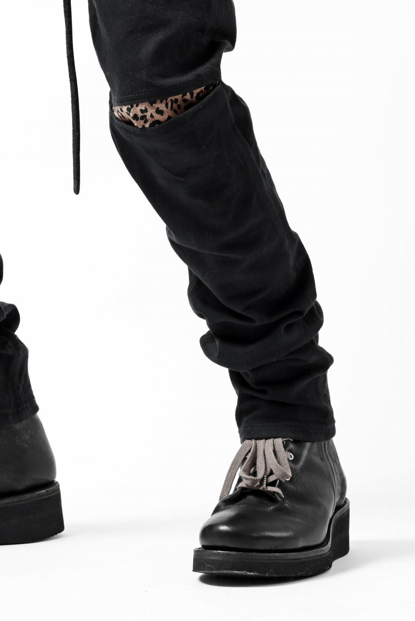 Load image into Gallery viewer, ISAMU KATAYAMA BACKLASH LEOPARD LEATHER KNEE PADS SLIM PANTS / "京都紋付 - 漆黒染" 13oz STRETCH DENIM (BLACK)