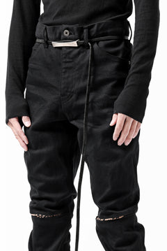 Load image into Gallery viewer, ISAMU KATAYAMA BACKLASH LEOPARD LEATHER KNEE PADS SLIM PANTS / "京都紋付 - 漆黒染" 13oz STRETCH DENIM (BLACK)