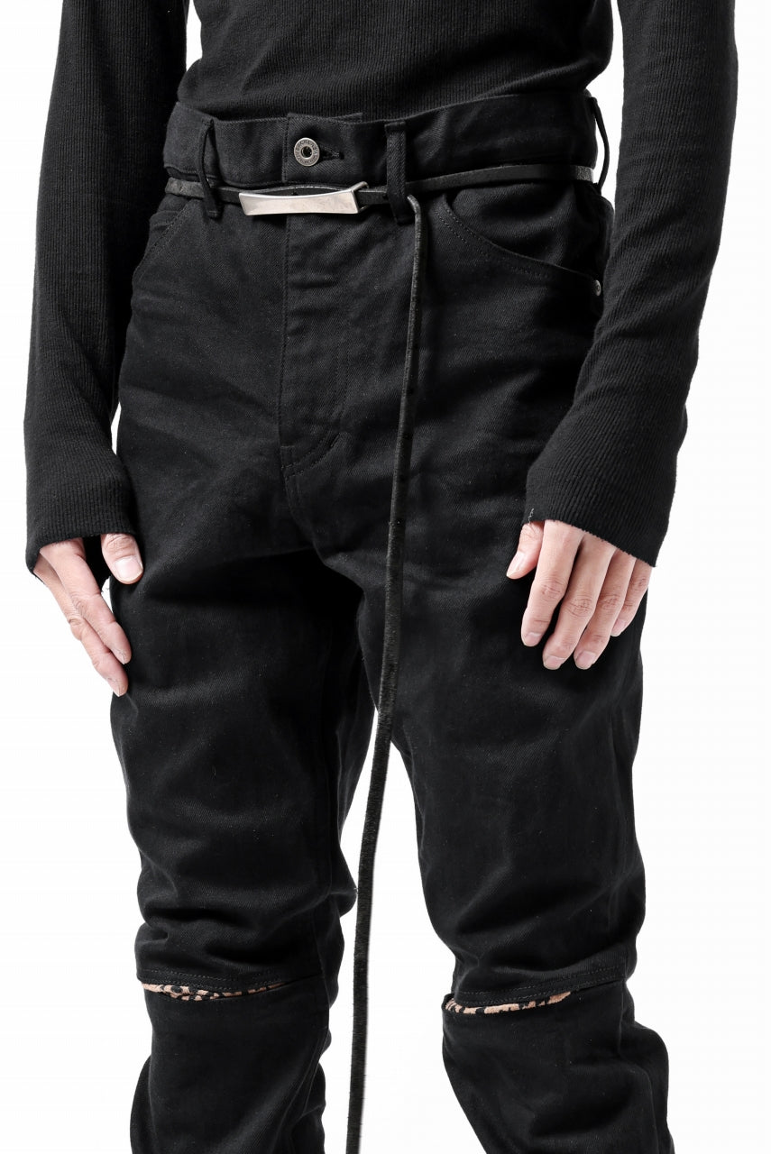 Load image into Gallery viewer, ISAMU KATAYAMA BACKLASH LEOPARD LEATHER KNEE PADS SLIM PANTS / "京都紋付 - 漆黒染" 13oz STRETCH DENIM (BLACK)