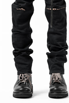 Load image into Gallery viewer, ISAMU KATAYAMA BACKLASH LEOPARD LEATHER KNEE PADS SLIM PANTS / "京都紋付 - 漆黒染" 13oz STRETCH DENIM (BLACK)