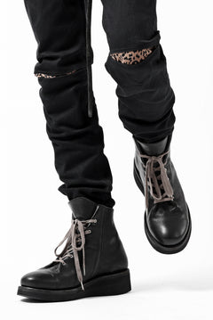 Load image into Gallery viewer, ISAMU KATAYAMA BACKLASH LEOPARD LEATHER KNEE PADS SLIM PANTS / "京都紋付 - 漆黒染" 13oz STRETCH DENIM (BLACK)