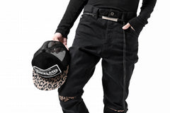 Load image into Gallery viewer, ISAMU KATAYAMA BACKLASH LEOPARD LEATHER KNEE PADS SLIM PANTS / "京都紋付 - 漆黒染" 13oz STRETCH DENIM (BLACK)