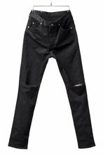 Load image into Gallery viewer, ISAMU KATAYAMA BACKLASH LEOPARD LEATHER KNEE PADS SLIM PANTS / "京都紋付 - 漆黒染" 13oz STRETCH DENIM (BLACK)