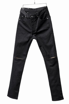 Load image into Gallery viewer, ISAMU KATAYAMA BACKLASH LEOPARD LEATHER KNEE PADS SLIM PANTS / "京都紋付 - 漆黒染" 13oz STRETCH DENIM (BLACK)
