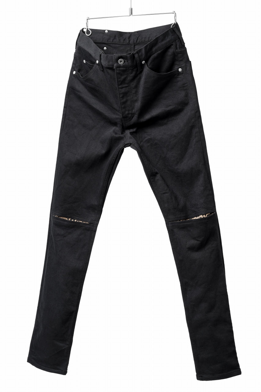 Load image into Gallery viewer, ISAMU KATAYAMA BACKLASH LEOPARD LEATHER KNEE PADS SLIM PANTS / "京都紋付 - 漆黒染" 13oz STRETCH DENIM (BLACK)