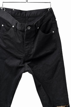 Load image into Gallery viewer, ISAMU KATAYAMA BACKLASH LEOPARD LEATHER KNEE PADS SLIM PANTS / "京都紋付 - 漆黒染" 13oz STRETCH DENIM (BLACK)