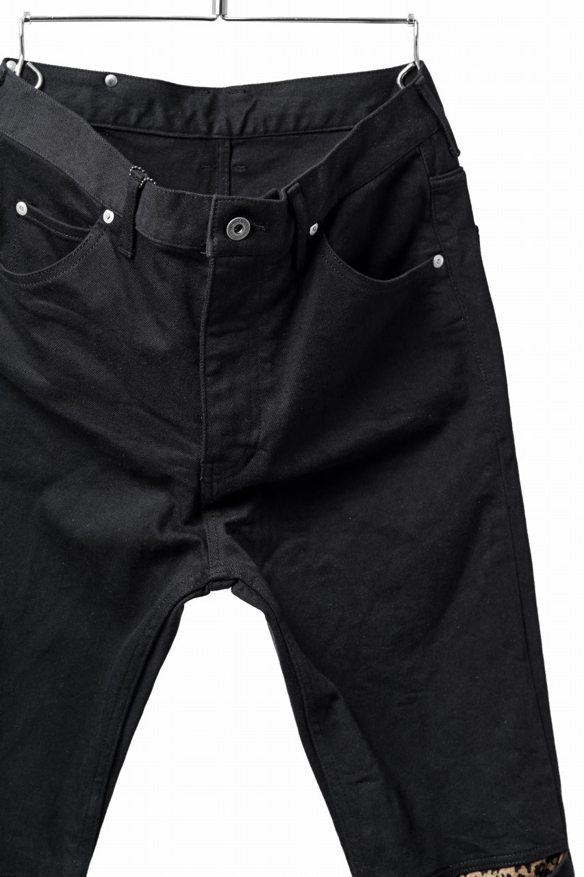 Load image into Gallery viewer, ISAMU KATAYAMA BACKLASH LEOPARD LEATHER KNEE PADS SLIM PANTS / "京都紋付 - 漆黒染" 13oz STRETCH DENIM (BLACK)