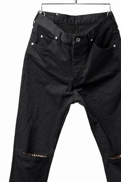 Load image into Gallery viewer, ISAMU KATAYAMA BACKLASH LEOPARD LEATHER KNEE PADS SLIM PANTS / "京都紋付 - 漆黒染" 13oz STRETCH DENIM (BLACK)