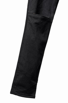 Load image into Gallery viewer, ISAMU KATAYAMA BACKLASH LEOPARD LEATHER KNEE PADS SLIM PANTS / "京都紋付 - 漆黒染" 13oz STRETCH DENIM (BLACK)