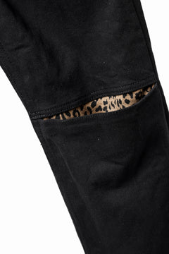 Load image into Gallery viewer, ISAMU KATAYAMA BACKLASH LEOPARD LEATHER KNEE PADS SLIM PANTS / "京都紋付 - 漆黒染" 13oz STRETCH DENIM (BLACK)