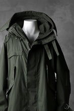 Load image into Gallery viewer, KLASICA WATER FALL MODS COAT / Ventile® UK L24 (OLIVE)