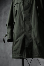 Load image into Gallery viewer, KLASICA WATER FALL MODS COAT / Ventile® UK L24 (OLIVE)