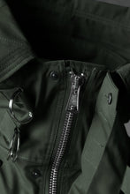 Load image into Gallery viewer, KLASICA WATER FALL MODS COAT / Ventile® UK L24 (OLIVE)