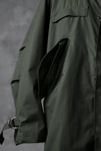 Load image into Gallery viewer, KLASICA WATER FALL MODS COAT / Ventile® UK L24 (OLIVE)