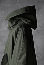 Load image into Gallery viewer, KLASICA WATER FALL MODS COAT / Ventile® UK L24 (OLIVE)