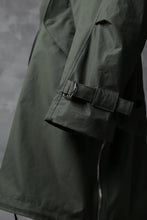 Load image into Gallery viewer, KLASICA WATER FALL MODS COAT / Ventile® UK L24 (OLIVE)