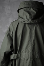 Load image into Gallery viewer, KLASICA WATER FALL MODS COAT / Ventile® UK L24 (OLIVE)