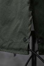Load image into Gallery viewer, KLASICA WATER FALL MODS COAT / Ventile® UK L24 (OLIVE)