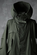 Load image into Gallery viewer, KLASICA WATER FALL MODS COAT / Ventile® UK L24 (OLIVE)