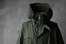 Load image into Gallery viewer, KLASICA WATER FALL MODS COAT / Ventile® UK L24 (OLIVE)